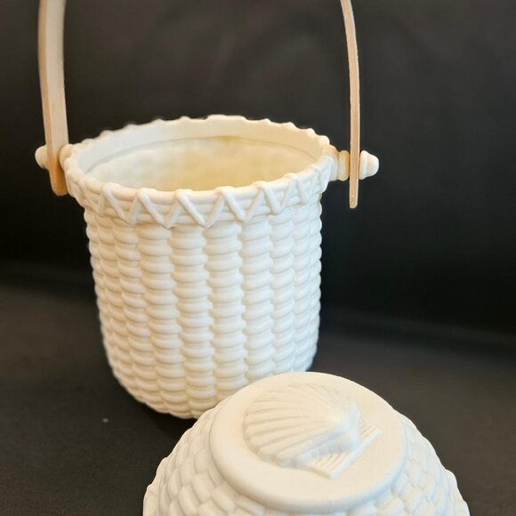 Partylite porcelain woven basket design w/ seashell on lid; wooden handle. - Picture 3 of 8